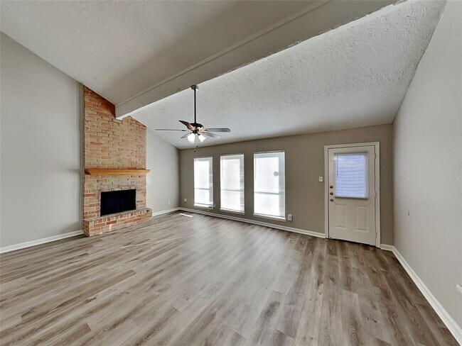 Building Photo - 16015 Bear Hill Dr