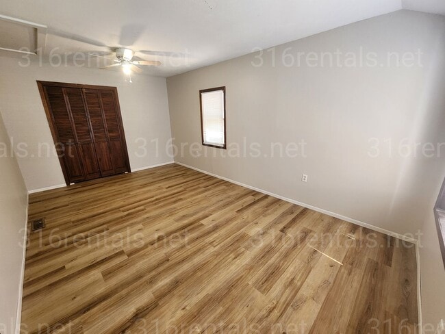 Building Photo - $975- 3 bedroom / 1 bathroom - Single Fami...