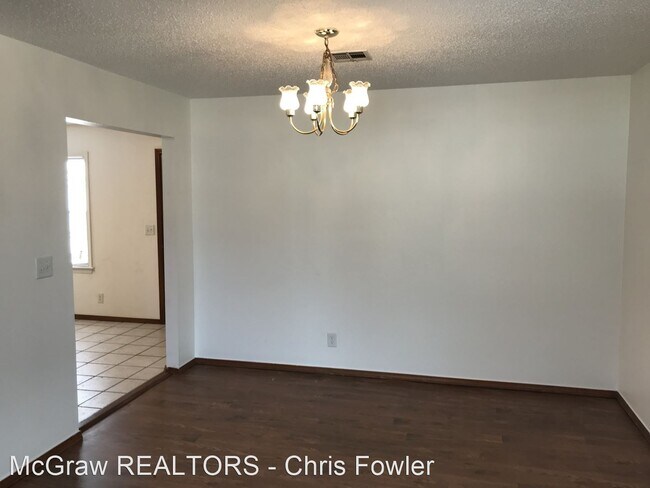 Building Photo - 2 br, 1 bath House - 303 E. 12th Place