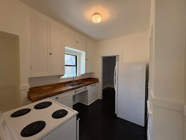 Building Photo - 15 W 5th St