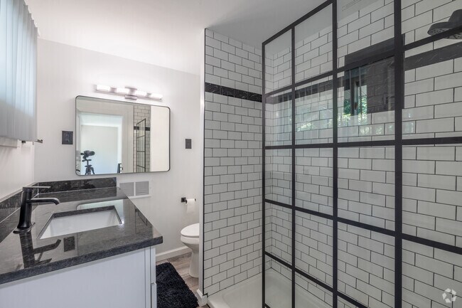 2 habitaciones, 1 baño - 1000 pies cuadrados - Baño - Eton Square Apartments & Townhomes