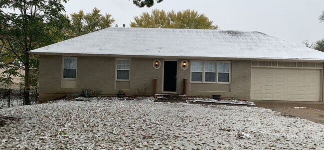 Building Photo - Large 4Bed/2Bath +Flex Space 2050sqft with...