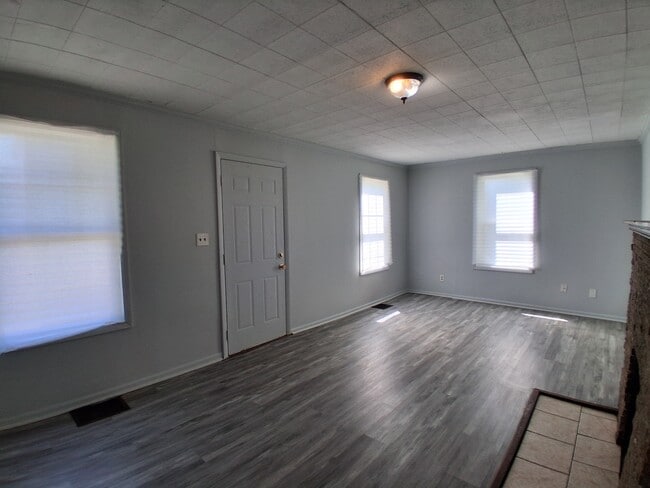 Building Photo - 930 N Bowman Ave