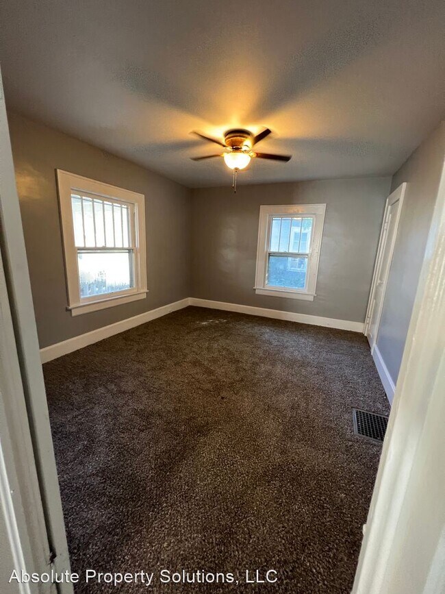 Building Photo - 3 br, 1 bath House - 1050 E Pacific St
