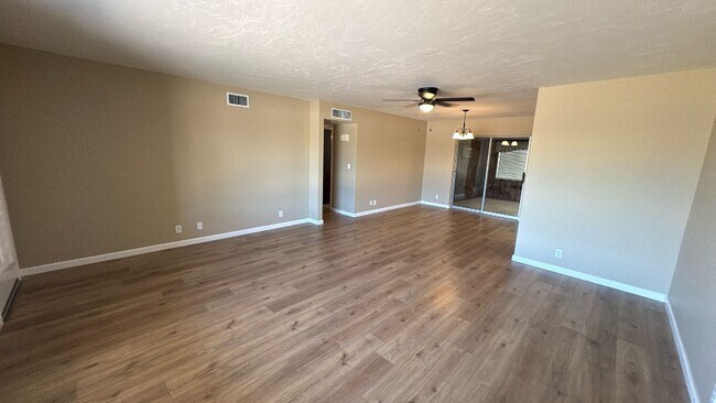 Building Photo - 2 Bed 2 Bath Home in Sunland Village- Loca...