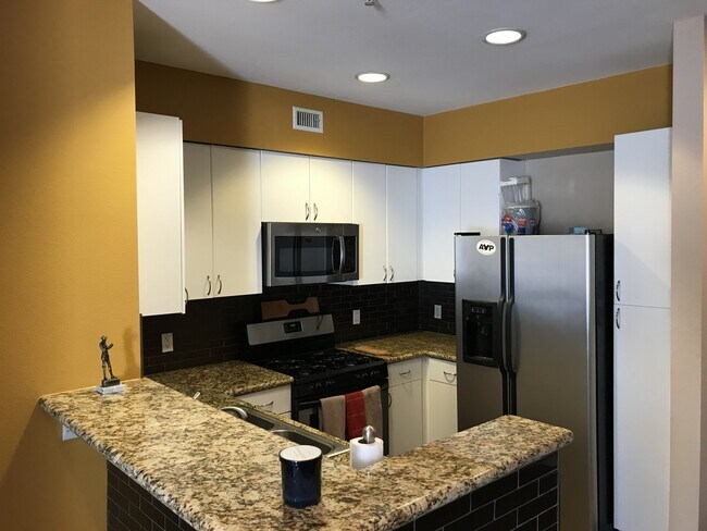 Cocina (Nevera nueva incluida) - 1801 E Katella Ave