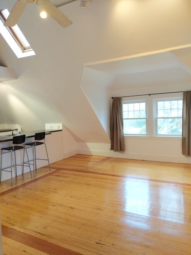 *Las imágenes son muestras representativas de la unidad anunciada. En algunos casos, las unidades reales que visita... - 183 Babcock St