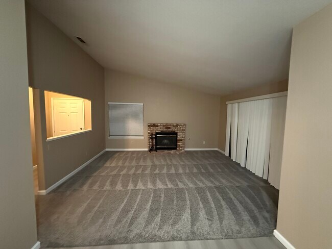 Alfombra nueva para la sala de estar - 1102 Cedar Creek Dr