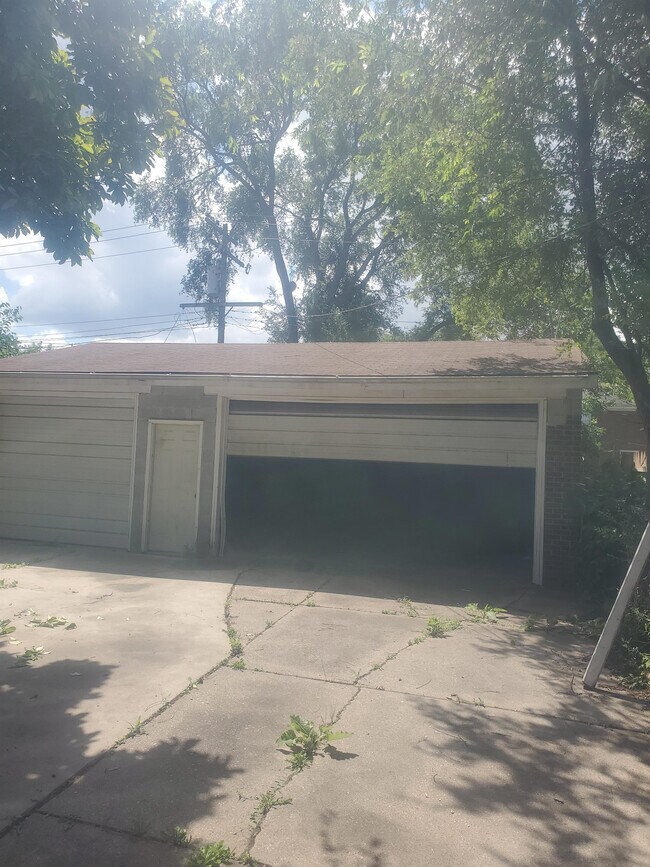 Building Photo - 15024 Fairmount Dr