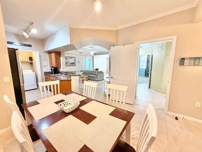 Building Photo - ** POSITANO PLACE ** 2 BED / 2 BATH - CONDO - GARAGE INCLUDED - CENTRAL NAPLES - ANNUAL RENTAL