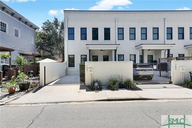 Building Photo - 3 bedroom in Savannah GA 31401