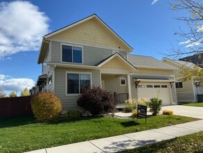 Building Photo - 868 Jardine Ave