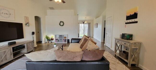 Building Photo - 4BD / 2BA