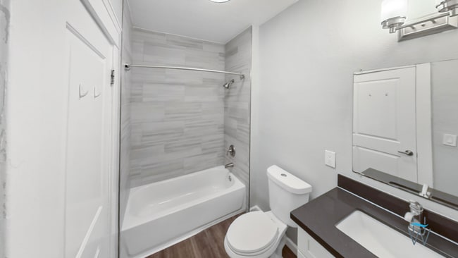 Building Photo - Renovated 2bd/1ba with huge kitchen & full...