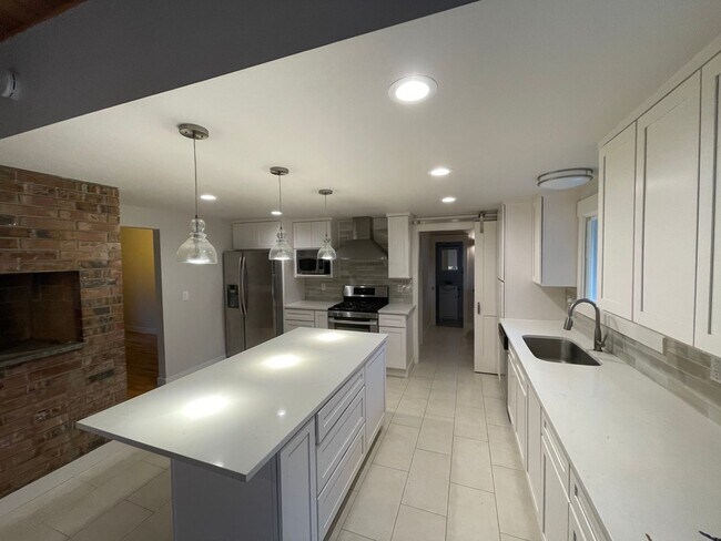 Building Photo - Spacious 4 Bed / 3 Bath Remodeled Rambler | Large Yard + Outbuildings + Minutes to Marina Desirab...