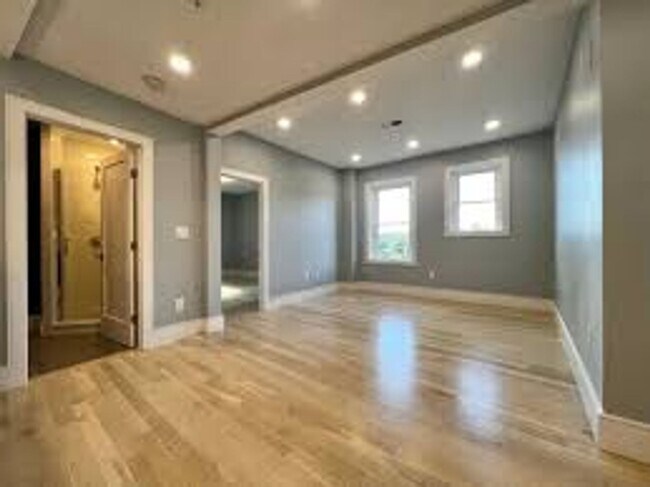 Foto del edificio - New Apartment on Washington Sq. In-Unit Washer and Dryer, Central Heat/AC, Steps from the T Stop