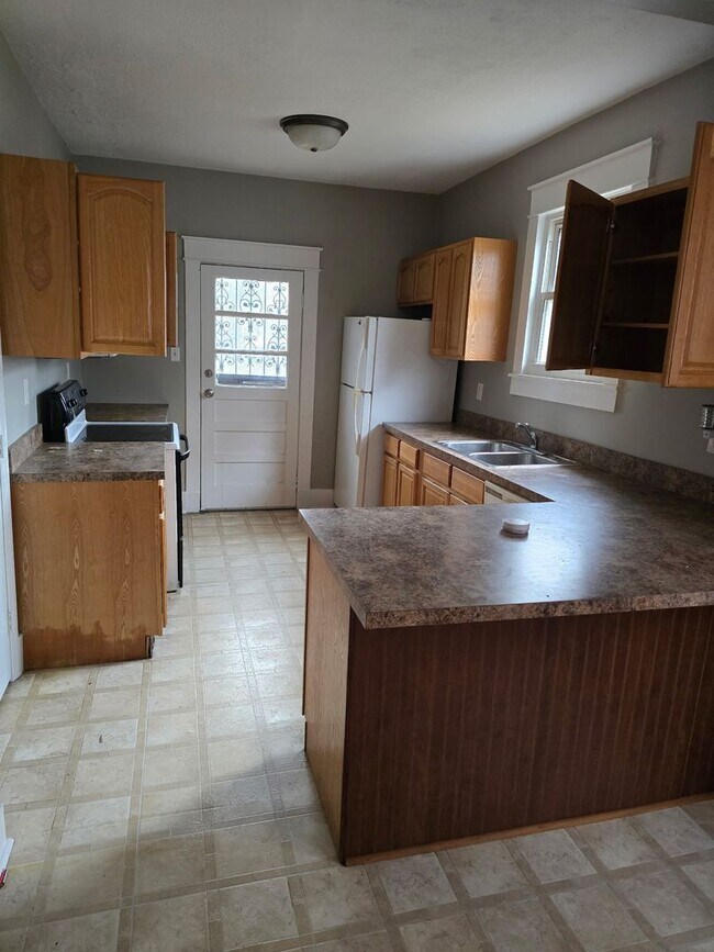 Building Photo - Knoxville 37914 - 3 bedroom 1 bath - call Lisa Vineyard or Shannon Russell 865-216-9334.