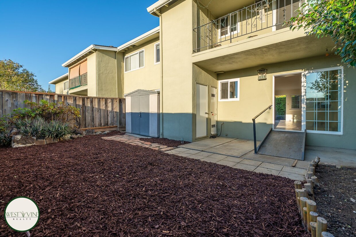 Foto principal - Spacious 2 Bed 1 Bath Condo W/ Private Bac...