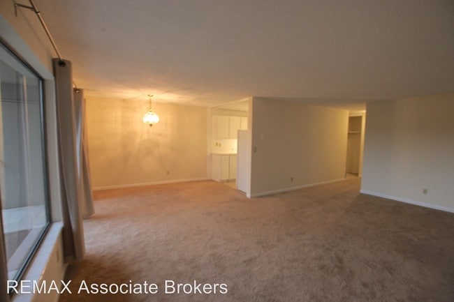 Building Photo - 2500 Canterbury Ln E