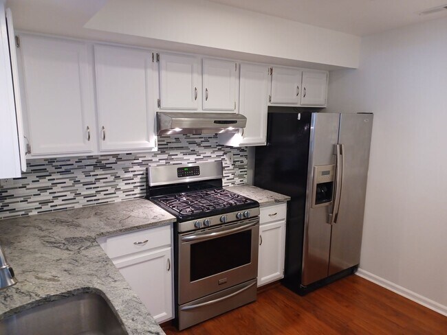 Foto del edificio - 696A Rose Hollow Dr