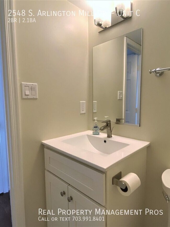 Foto del edificio - Beautiful End Unit Townhouse in Popular Wi...