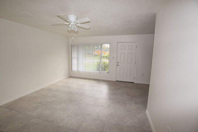 Building Photo - 2 Bedroom 1 Bath Duplex with a one car gar...