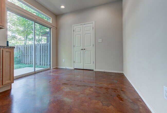Building Photo - Super Cute 2/2.5 Condo Near SOCO/South 1st