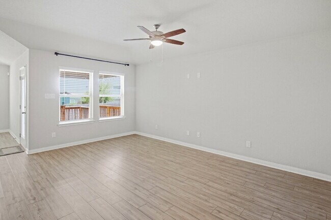 Foto del edificio - 4 Bedroom Home with Quartz Island Kitchen and Covered Patio