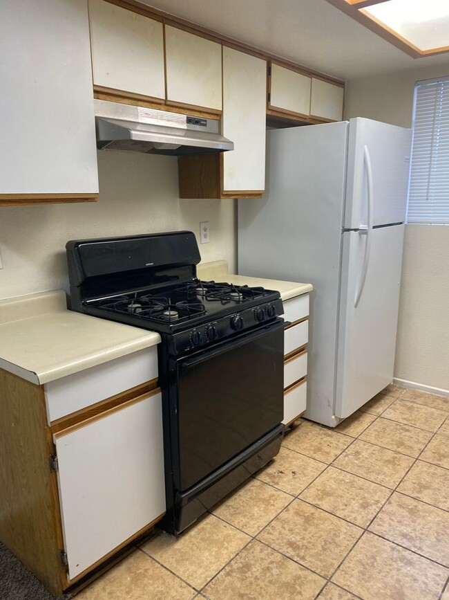 Building Photo - Nicely Redone Single Family Townhome