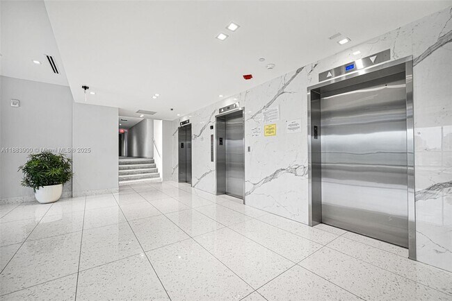 Foto del edificio - 20335 W Country Club Dr