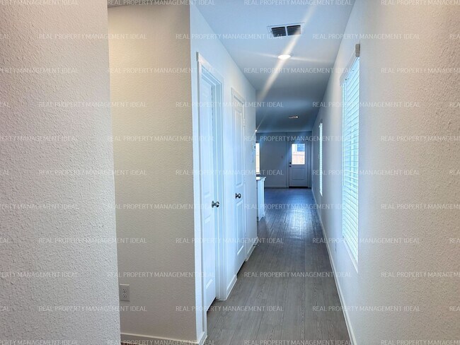 Foto del edificio - 718 Sandhill Crane Ln