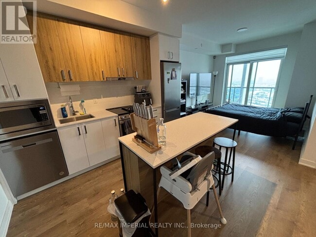 Building Photo - 30 Upper Mall Wy