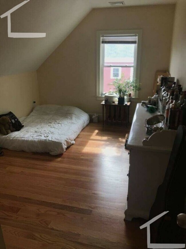 Building Photo - Brighton 4 bed 2 bath.... Beautiful listing!