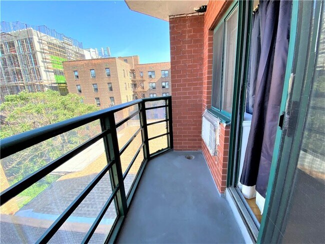 Foto del edificio - 41-33 Parsons Blvd