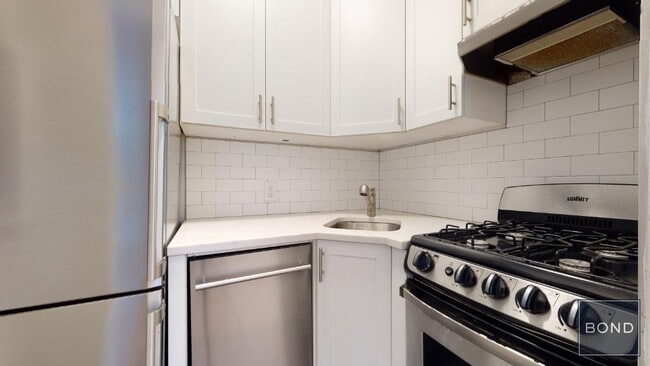 Building Photo - 212 E 85th St