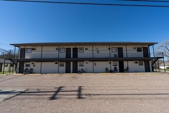 Building Photo - 1910 E Crest Dr