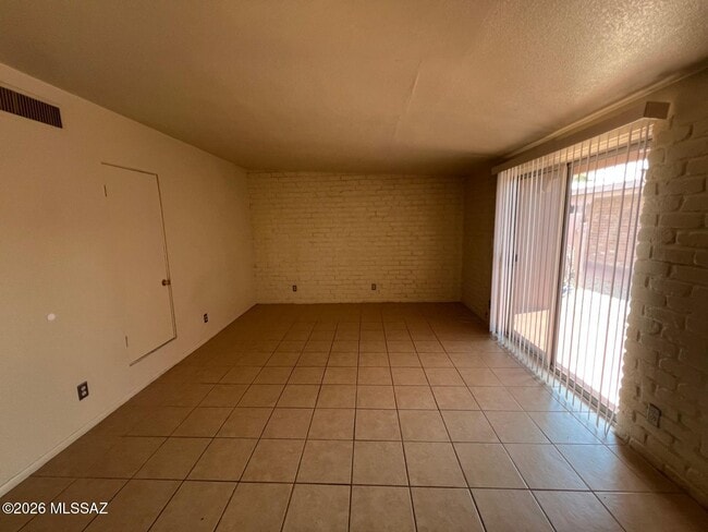 Building Photo - 425 E Delano St