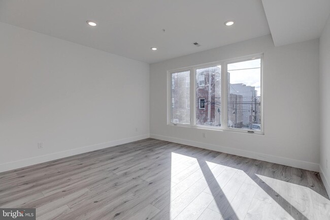Building Photo - 2429 W Thompson St