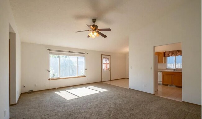 Foto del edificio - 746 Desert Pine St NW