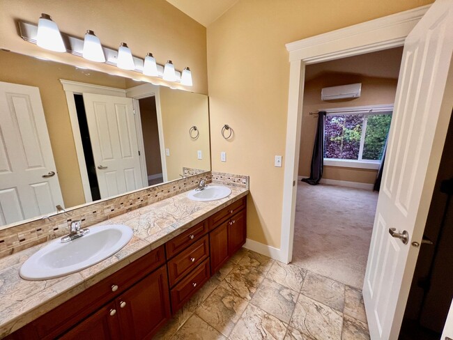 Foto del edificio - Spacious Greenwood townhouse - Available now!
