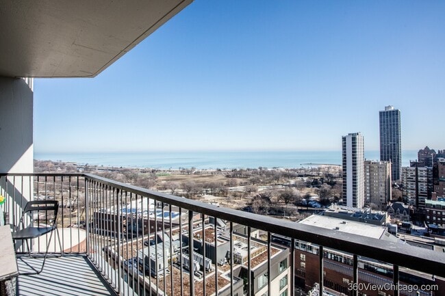 Foto del edificio - 1560 N Sandburg Terrace