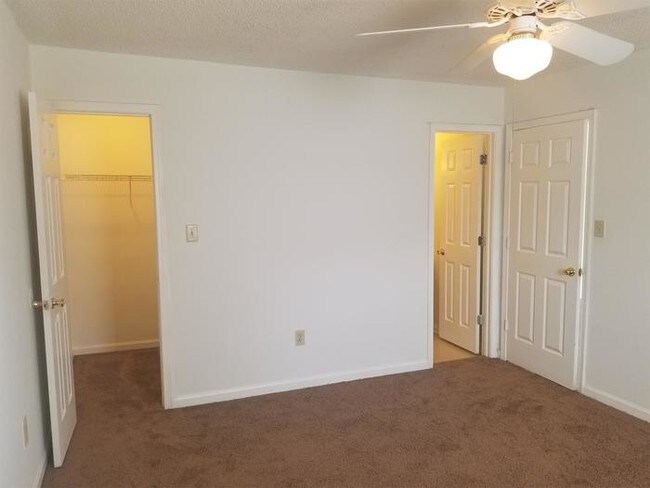 Building Photo - 305 Deer Park Dr