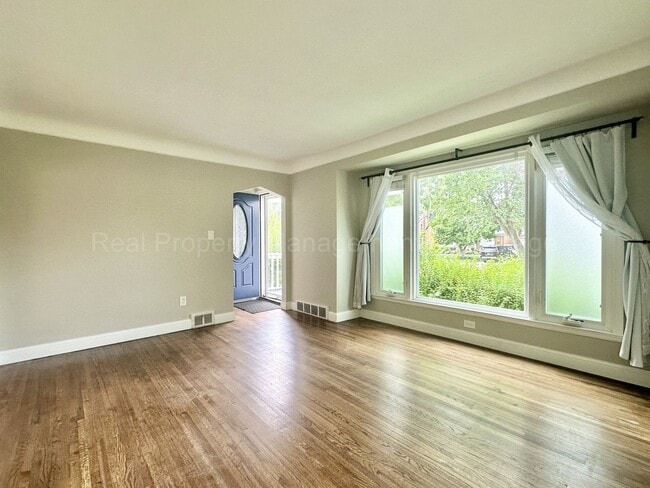 Building Photo - Charming Royal Oak 3-Bed with Sunroom, Dec...