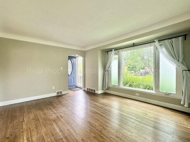 Foto del edificio - Charming Royal Oak 3-Bed with Sunroom, Dec...