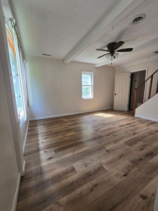 Building Photo - Enderis Park 2 Bedroom 1 Bathroom Single F...