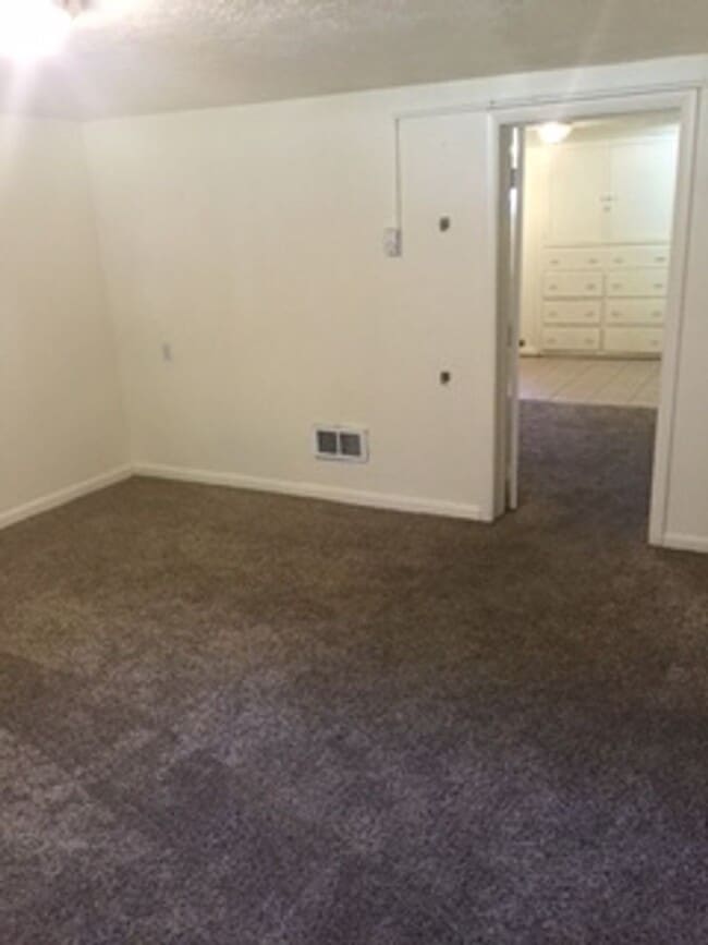 Building Photo - Spacious studio apartment located near downtown Idaho Falls!