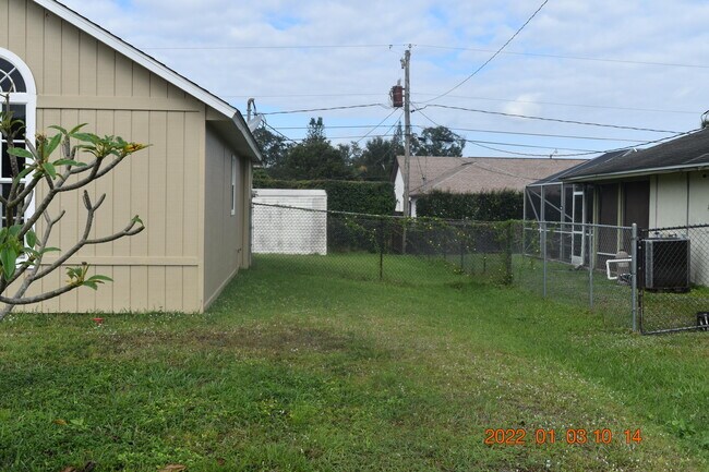 Building Photo - 2388 SW Fern Cir