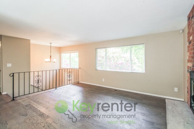 Foto del edificio - Spacious 4 Bedroom with Open Floor Plan and AC