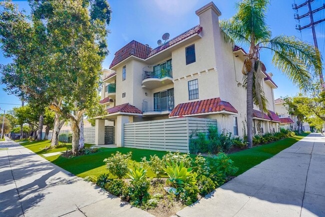 3BD/2BA Apartment with Laundry In-Unit, Appliances, Tandem Parking & More! - 3BD/2BA Apartment with Laundry In-Unit, Appliances, Tandem Parking & More!