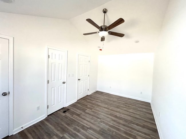 Building Photo - Gorgeous Remodel in Guntersville!